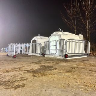 Tento týden jsme předávali skupinové boudy Agri-Plastics s posuvnou ohradou 🐄 …v typickém inverzním počasí střední Moravy...